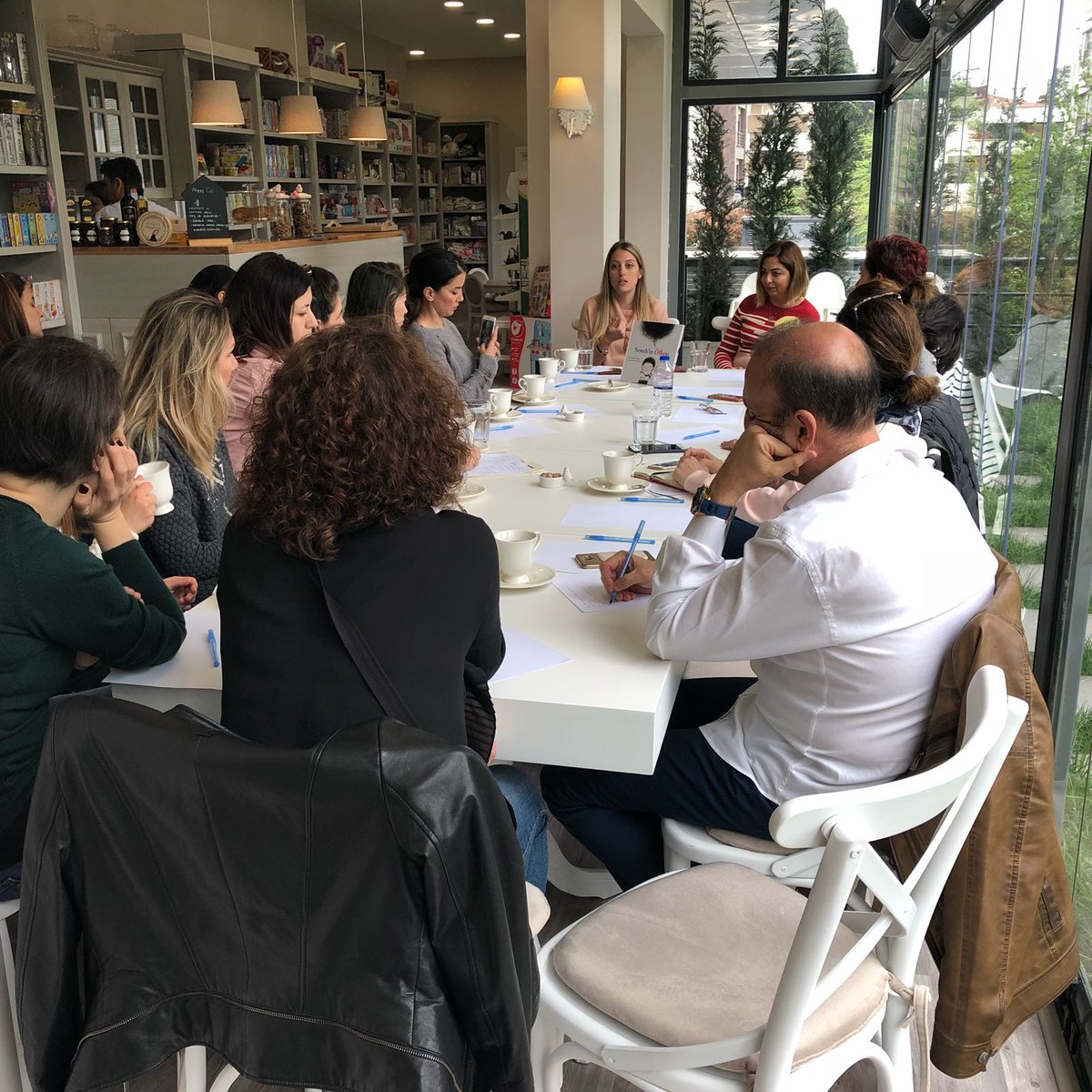 KVA Çocuk (@kvacocuk) on Twitter photo Sabah kahvesi sohbetlerinde #Şans ve #ZürafaPupa kitaplarımızın yazarı <a href="/zeynepzbirsin/">Zeynep Birsin</a> ve Klinik Psikolog <a href="/CemreSoysal/">cemre Su soysal</a> Happy Nest Kalamış'ta #öfkeyönetimi üzerine sohbet etti. 🦒🍀📚🌠 Sabah kahvesi sohbetlerinde #Şans ve #ZürafaPupa kitaplarımızın yazarı <a href="/zeynepzbirsin/">Zeynep Birsin</a> ve Klinik Psikolog <a href="/CemreSoysal/">cemre Su soysal</a> Happy Nest Kalamış'ta #öfkeyönetimi üzerine sohbet etti. 🦒🍀📚🌠