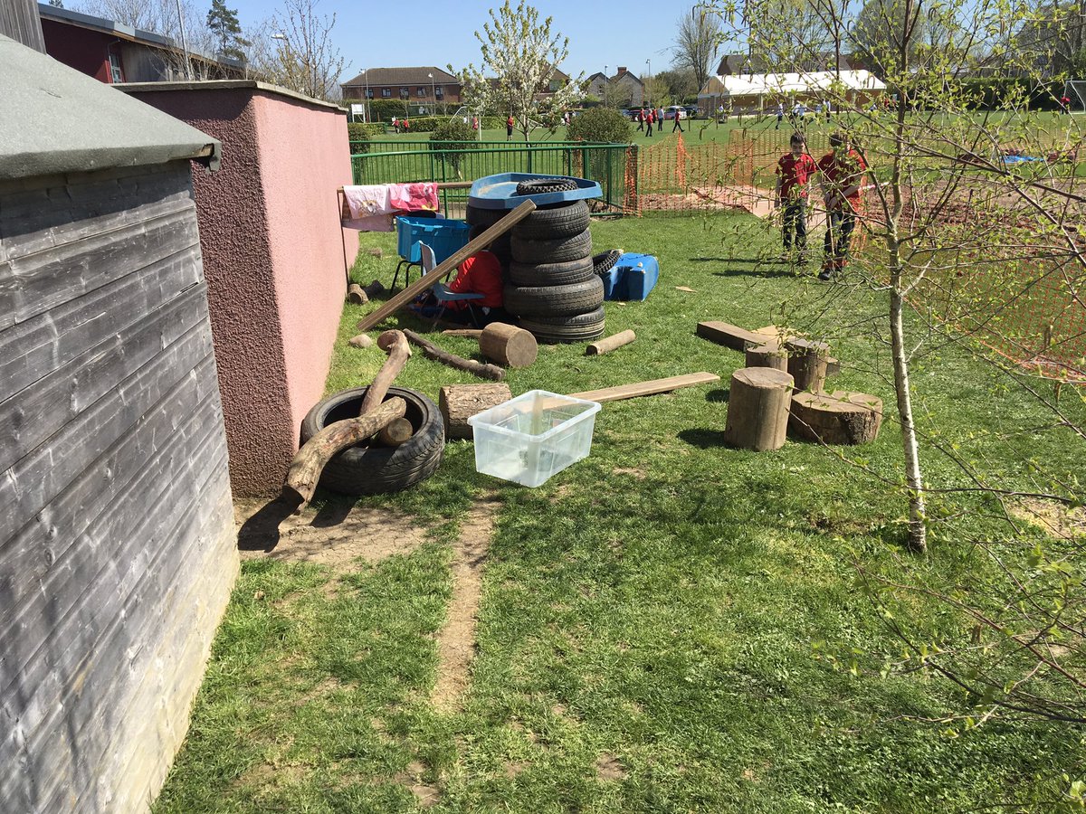 BrooksideStreet's tweet photo. And there is more:
Games galore, noise and singing, more building, I was invited in to a new house... oh and we found a toad... #noonebored #everyoneplaying #everyonehappy https://t.co/qOsRDlsDQL