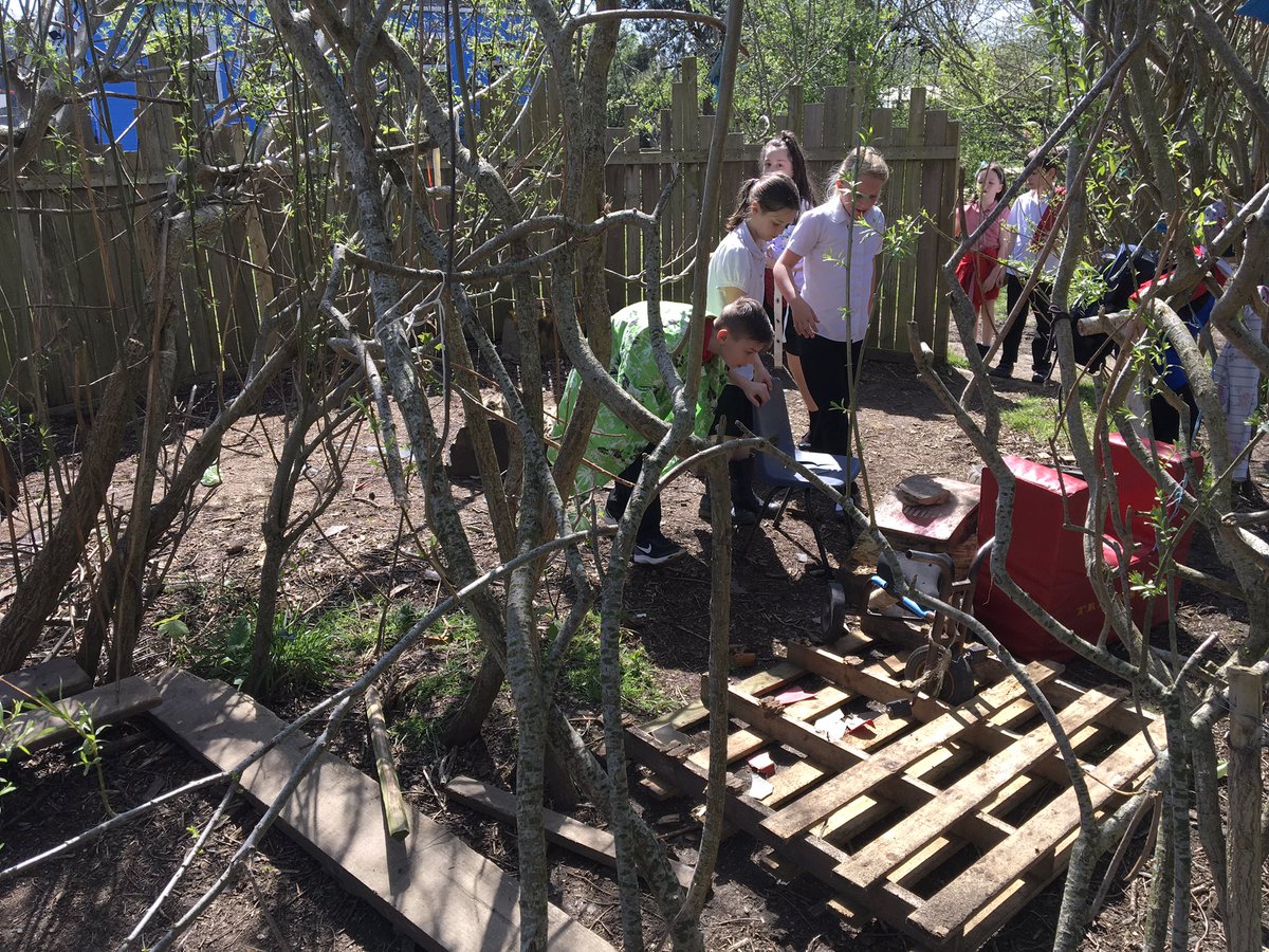 BrooksideStreet's tweet photo. And there is more:
Games galore, noise and singing, more building, I was invited in to a new house... oh and we found a toad... #noonebored #everyoneplaying #everyonehappy https://t.co/qOsRDlsDQL