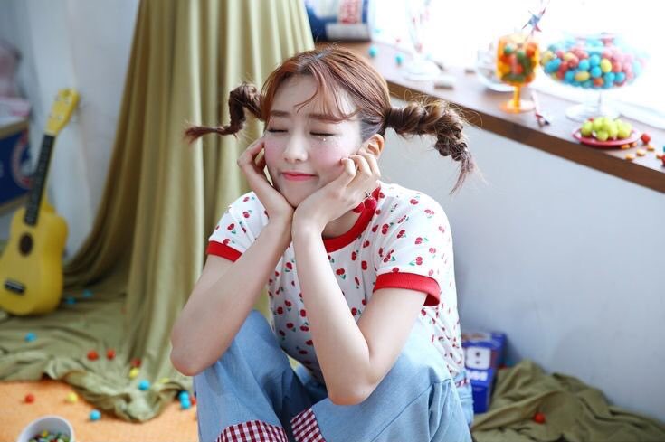 JlEUNNA's tweet photo. You know that you can’t separate cute from Yoon Bomi unnie, right? I mean, cute is her middle name and look at how pretty she is. My unnie! https://t.co/UcZZBynXax