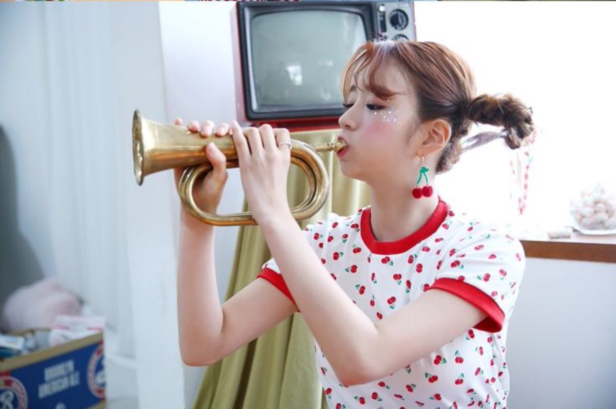 JlEUNNA's tweet photo. You know that you can’t separate cute from Yoon Bomi unnie, right? I mean, cute is her middle name and look at how pretty she is. My unnie! https://t.co/UcZZBynXax