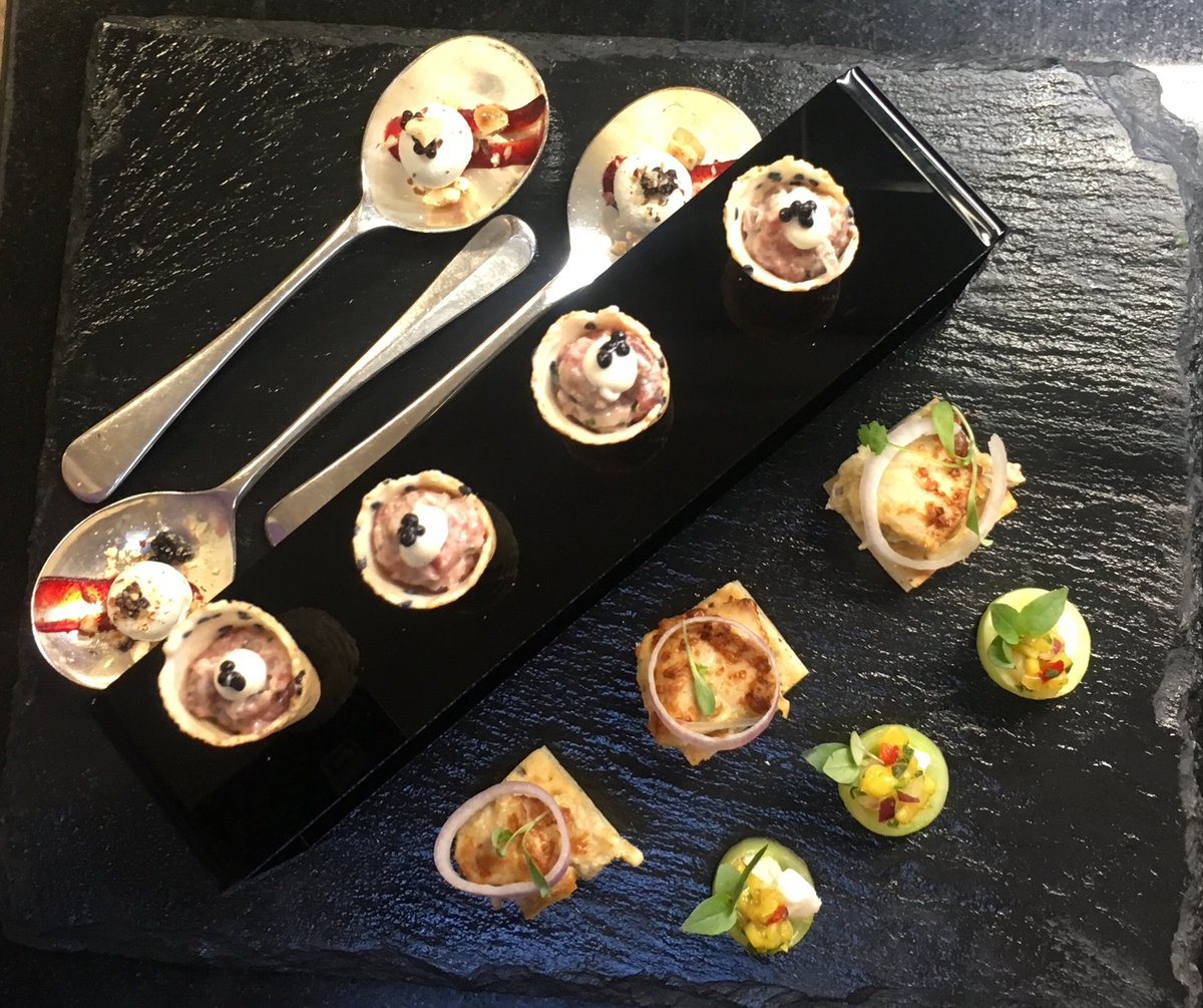 Kings_Dining's tweet photo. Our chefs were busy yesterday preparing over 2000 canapΓ©s! #talented #drinkreceptions #meetcamb #Cambridge https://t.co/bxm7Ho29ps