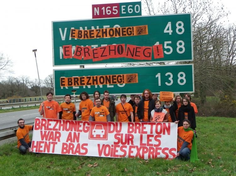 bzhrevolution's tweet photo. Victoire! Des panneaux bilingues breton-français seront installés sur les routes de l’Etat. La lutte continue! 
https://t.co/VKf36FRHO5 #BZH #Breizh #Bretagne #bzhg https://t.co/unB36omXVP