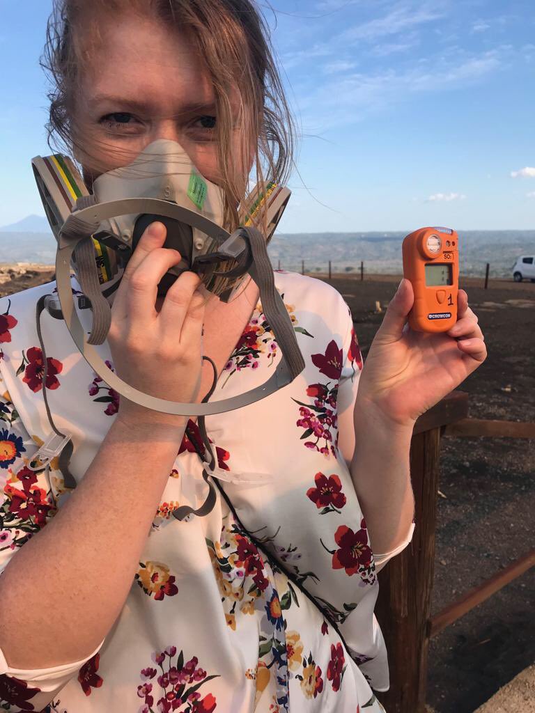 Testing @crowcon personal monitor for SO2 gas at crater rim of Masaya #volcano that will be used by park rangers. The great thing about Masaya is that you can visit in your Sunday's best but this also means huge tourist groups exposed to dangerous gases #HealthAndSafetyFirst