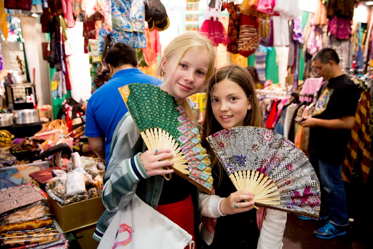 tongtongfair's tweet photo. Zomerhitte? Over 5 weken is het tropentijd op de 60e Tong Tong Fair waar je je strand-outfit scoort! Strooien hoed, batikjurk, vlieger, kipas (waaier), tas...  #denhaag #thehague #tongtongfair2018 #tongtongfair #TTF60 #thisisthehague #strandweer #indischdenhaag #tropenindenhaag https://t.co/nUoptewBXo