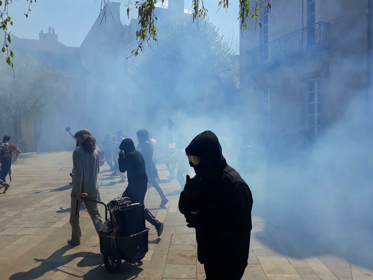 DijonRevoltee's tweet photo. Ce midi manifestation inter-luttes à #Dijon contre la politique de Macron. Environ 1000 personnes se sont réunies avec un cortège de tête mené par les #Cheminots et soutenu par un cortège déter !! https://t.co/cFbvKID8x0