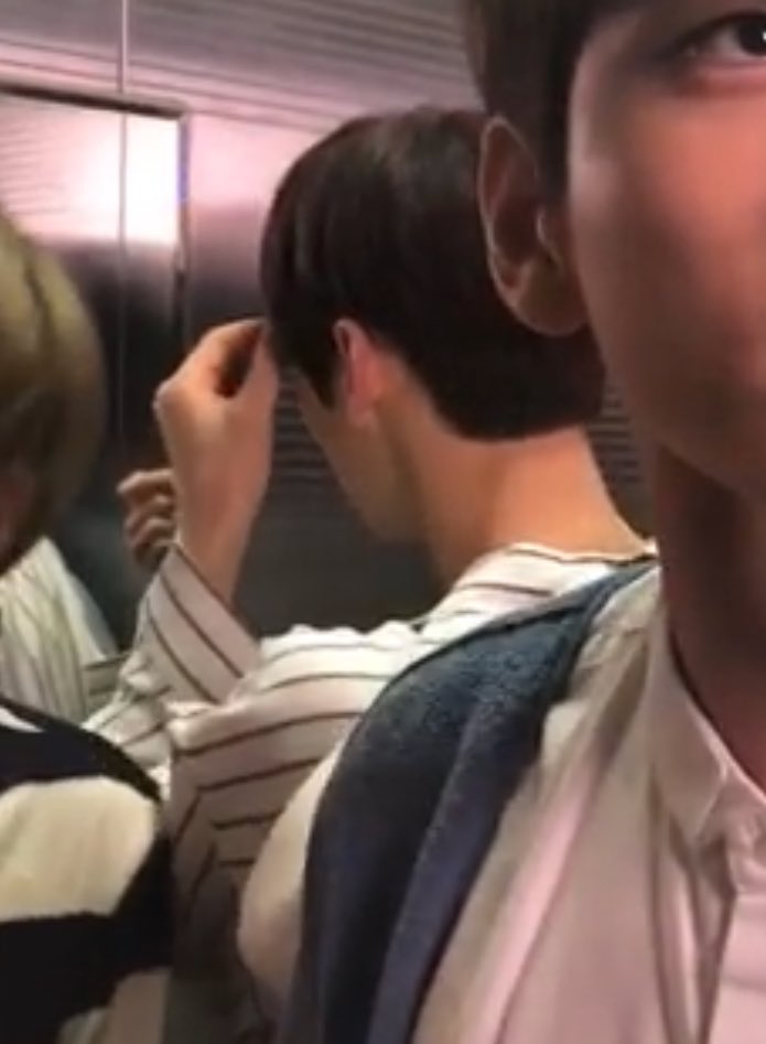 저화질의 황민현 tweet media