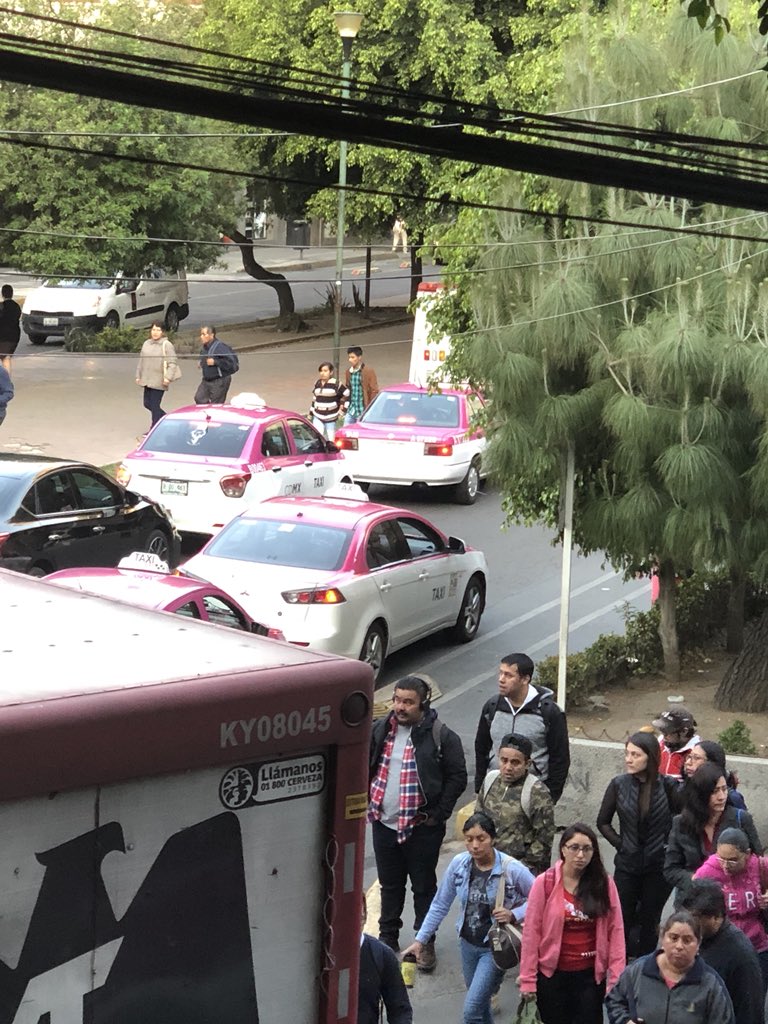 rosotelo's tweet photo. Necesitamos un operativo todos los días hasta que los taxistas entiendan sigue siendo la causa del tráfico de Horacio frente a metro polanco taxis hacen sitio y bloquean generando tráfico, peligro para peatones y caos @UCS_CDMX @ManceraMiguelMX @lavozdepolanco @delegacionMH https://t.co/mrVmztty19
