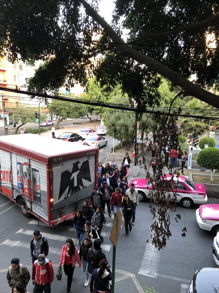 rosotelo's tweet photo. Necesitamos un operativo todos los días hasta que los taxistas entiendan sigue siendo la causa del tráfico de Horacio frente a metro polanco taxis hacen sitio y bloquean generando tráfico, peligro para peatones y caos @UCS_CDMX @ManceraMiguelMX @lavozdepolanco @delegacionMH https://t.co/mrVmztty19