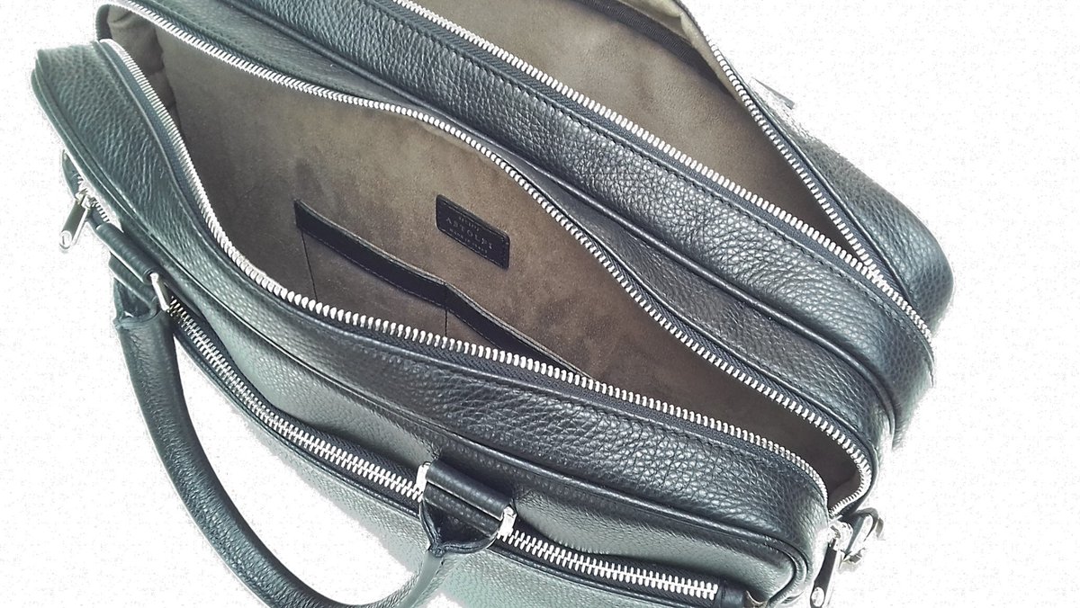 AstolfiPelle's tweet photo. Mai dare nulla per scontato. Il #design non è solo esterno, ma anche interno e nella nostra #borsa #business a due scomparti, è bella e funzionale non solo fuori, ma anche dentro! #madeinItaly #leathergoods #artisan #leatherbags #professionalbags https://t.co/ARxwMggiGq