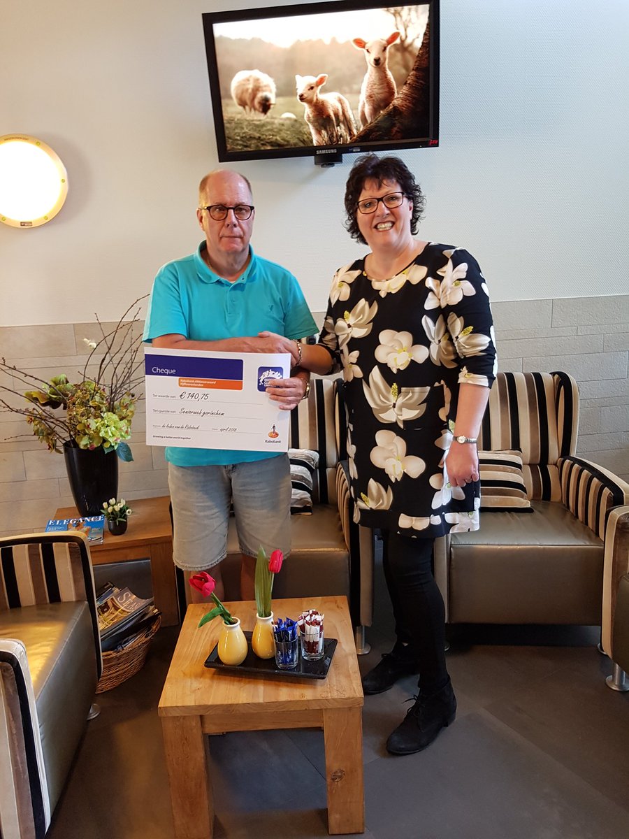 groot_ingeborg's tweet photo. Net de cheque van de Rabobank Clubkas Campagne overhandigd aan het Seniorweb Gorinchem. Meneer Gerard Meijer was verrast over het bedrag, een stuk hoger dan vorig jaar! Het krijgt een goede bestemming!! @RabobankAV #clubkasav #seniorweb https://t.co/TNliSN1F7i