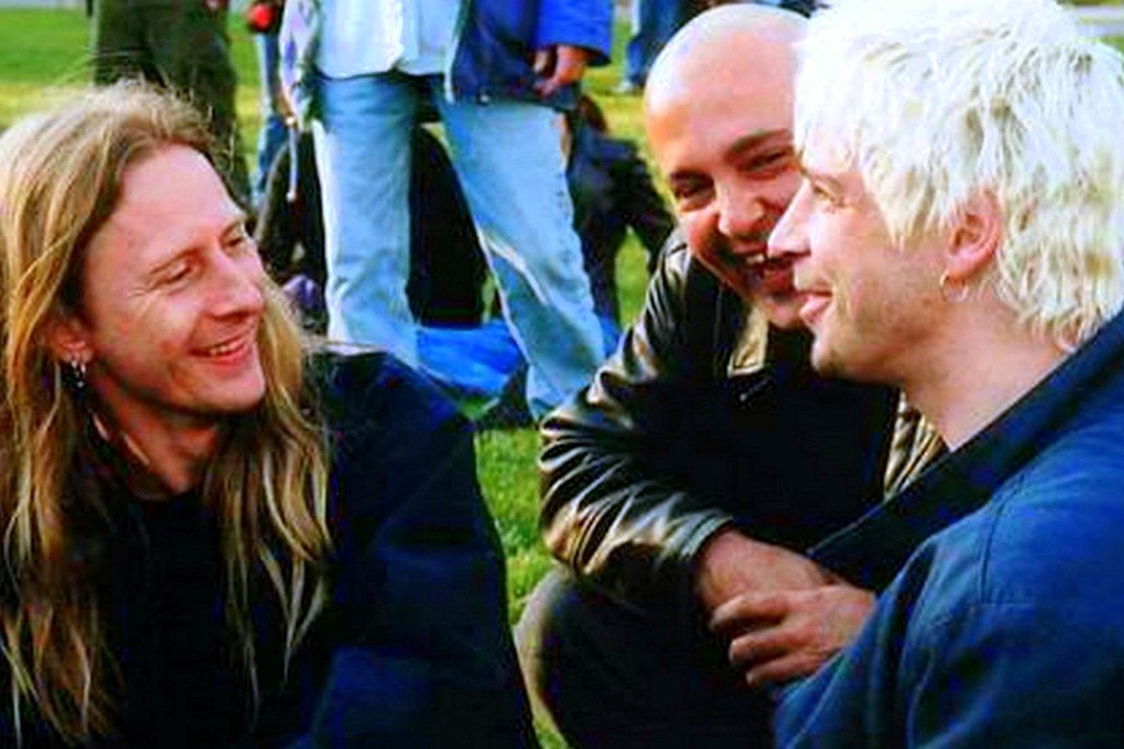 TheGrungeScene's tweet photo. On April 20, 2002 - A public memorial was held for Layne Staley. Chris Cornell dyed his hair blonde in tribute to Layne. https://t.co/89N2v1St6Y