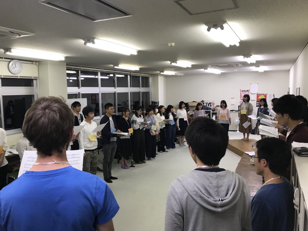 hupastorale's tweet photo. 今日も先週に引き続き体験練習を行いました！
今日はオーストラリア民謡の「ウォルシン・マチルダ」をみんなで歌いました☺️

来週【4/26(木曜)】も体験練習を行います！【18:15に総食前】に集合ですよ〜〜😉
練習の後はパート毎でお食事会もあるので是非お越しください:m

#Whiters https://t.co/Aq9SqzgDtM