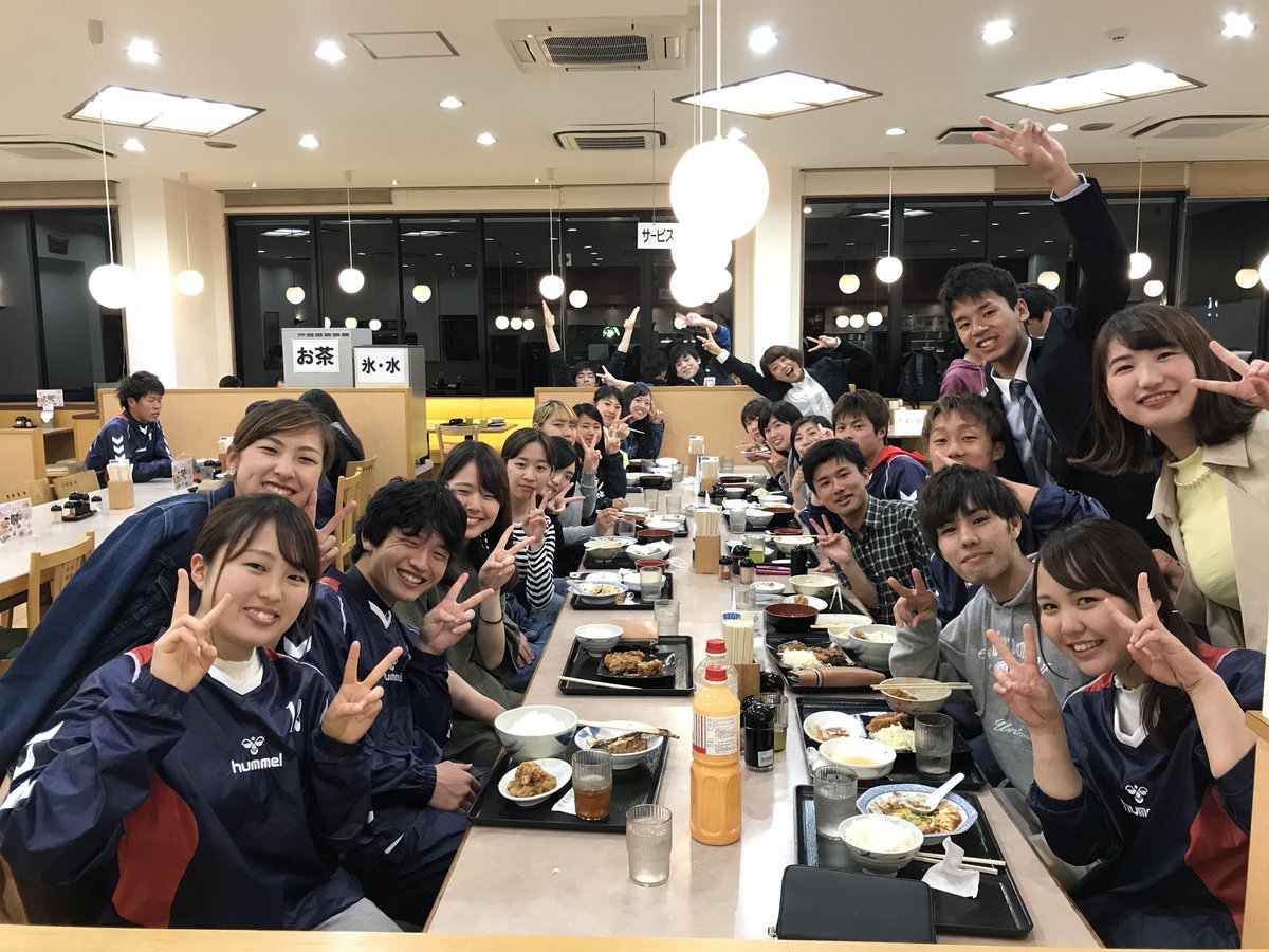 ultimate___2018's tweet photo. 今日は練習体験＆ご飯会でした🤗🌈
今回もたくさんの1回生が参加してくれ、特に女子率が高い回となりました！！
次回の新歓は���21日（土）のBBQ＆ビーチアルティメットin淡輪です🍖🌽
もちろん参加費は無料です！

今回以降の新歓は人数制限を設けないのでまだまだ参加お待ちしています！ https://t.co/NjRBaZ9O9i