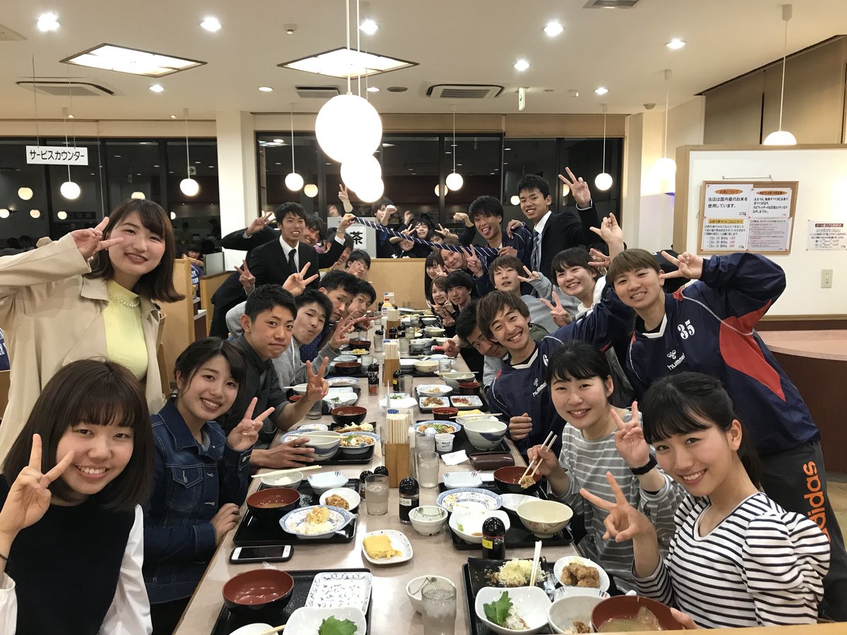 ultimate___2018's tweet photo. 今日は練習体験＆ご飯会でした🤗🌈
今回もたくさんの1回生が参加してくれ、特に女子率が高い回となりました！！
次回の新歓は���21日（土）のBBQ＆ビーチアルティメットin淡輪です🍖🌽
もちろん参加費は無料です！

今回以降の新歓は人数制限を設けないのでまだまだ参加お待ちしています！ https://t.co/NjRBaZ9O9i