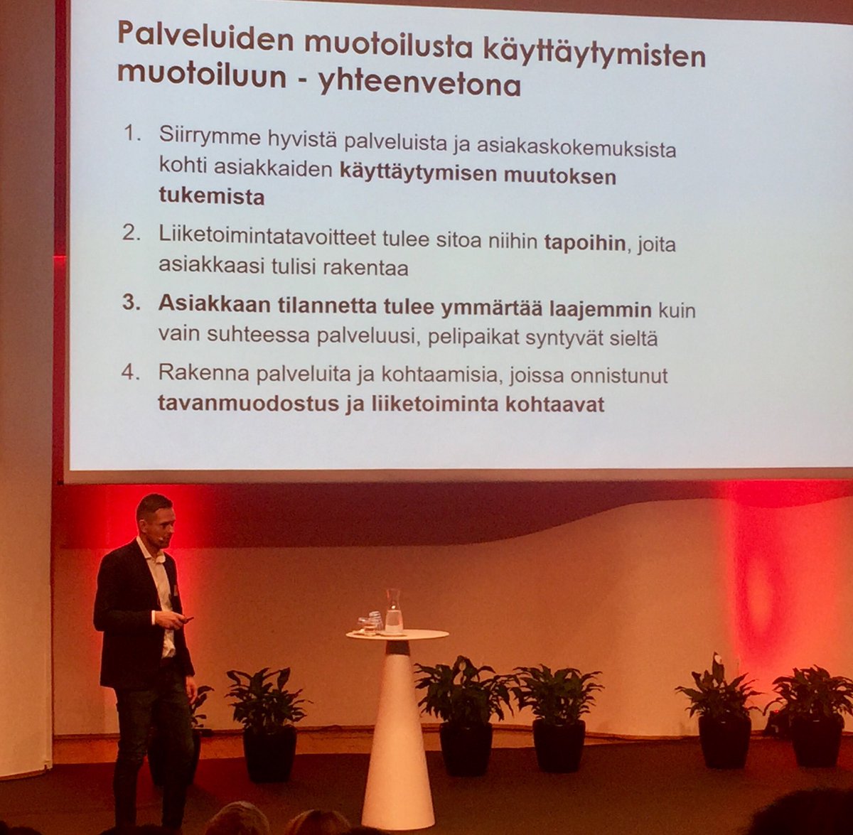 MariValonmeri's tweet photo. Miten teknologian avulla luodaan parempaa elämää? @jhirvonsalo kehottaa kysymään, mitä asiakkaan  käyttäytymisen muutosta yrityksesi haluaa edistää? 

Tulevaisuuden osaajilta tarvitaan yhä enemmän empatiataitoja ja ymmärrystä ihmisen käyttäytymisestä. #SolitaFS https://t.co/fnJasckRfD