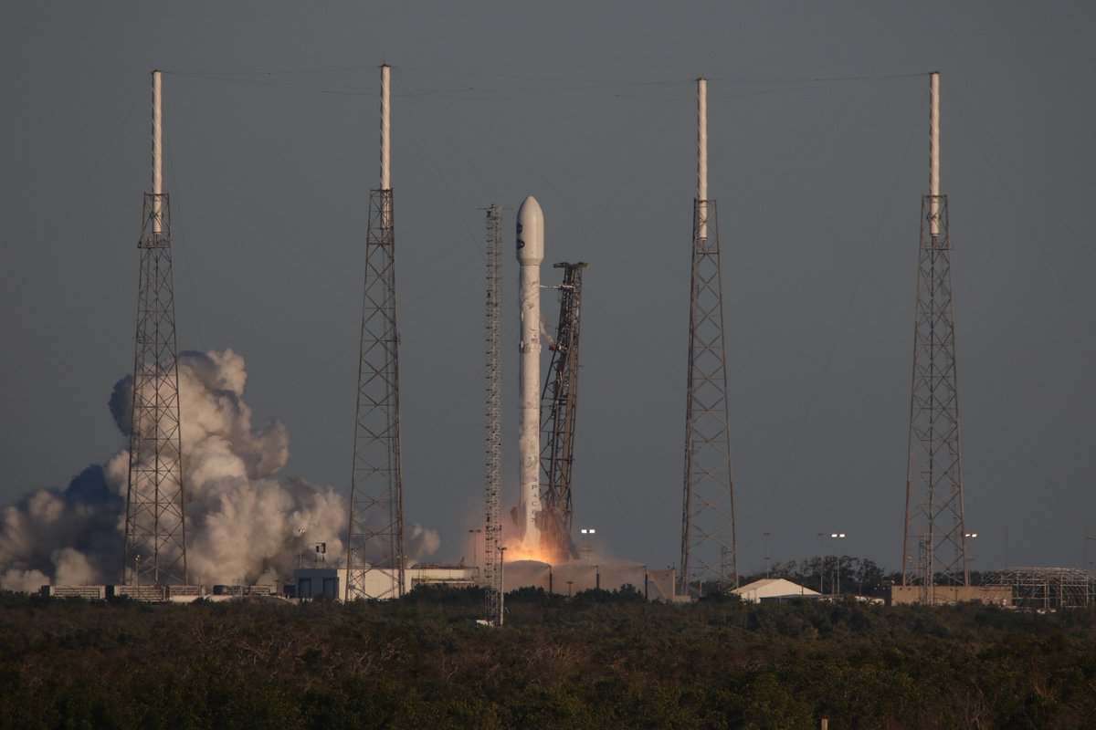 stargazerpearce's tweet photo. Beautiful @SpaceX launch with the @NASA_TESS mission to find new exoplanets outside of our solar system. Viewed from @NASAKennedy LC-39 Observation Gantry.
#Spacex #Falcon9 #CCAF #TESS #NASA #NASA_TESS #LC39 #rocket #rocketporn #LC40 #KSC https://t.co/kd3S0LFLpd