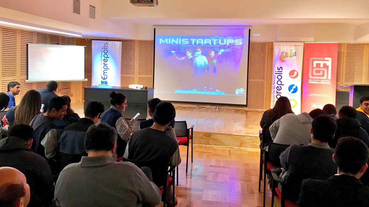 fund_emprepolis's tweet photo. En instantes comenzamos con el lanzamiento de #ministartup 2018! 1er programa de entrenamiento de habilidades emprendedoras para escolares en la Región de Coquimbo. 😎 🚀 https://t.co/jM5gIcJ00k