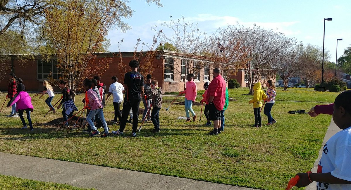 Mrs_GordonFES's tweet photo. Lots going on @CaryElem today! Visit from @cityofhampton Mayor's Book Club, 4th grade cleaning with @cityofhampton #CleanCityCommission & 5th grade with @VaAirandSpace. @HamptonCSchools @HCS_TitleI https://t.co/jAu4gV3jp3