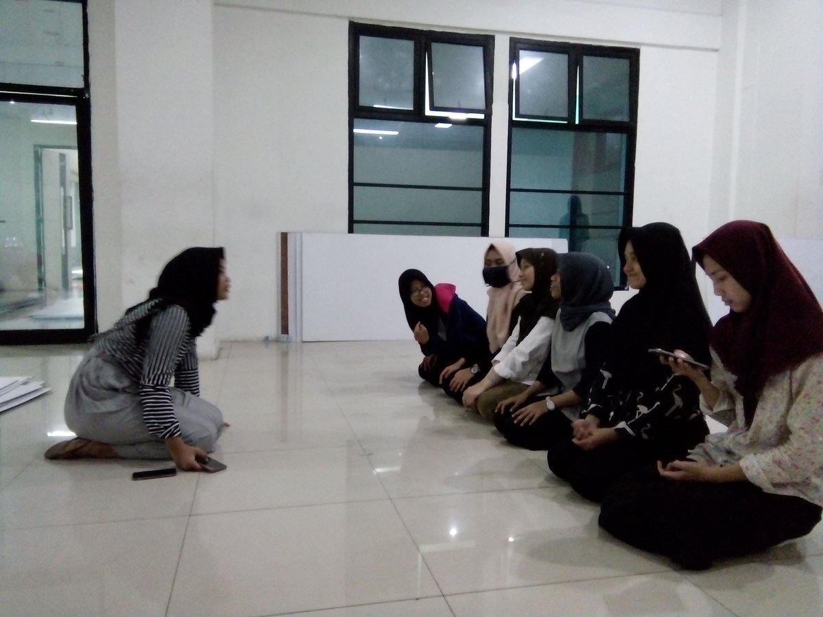 Halooo..  Selamat malam kawan - kawan, malem sedang ada latihan tambahan untuk persiapan tampil dari saman dan modern dance juga persiapan lomba dari tari tradisional ni