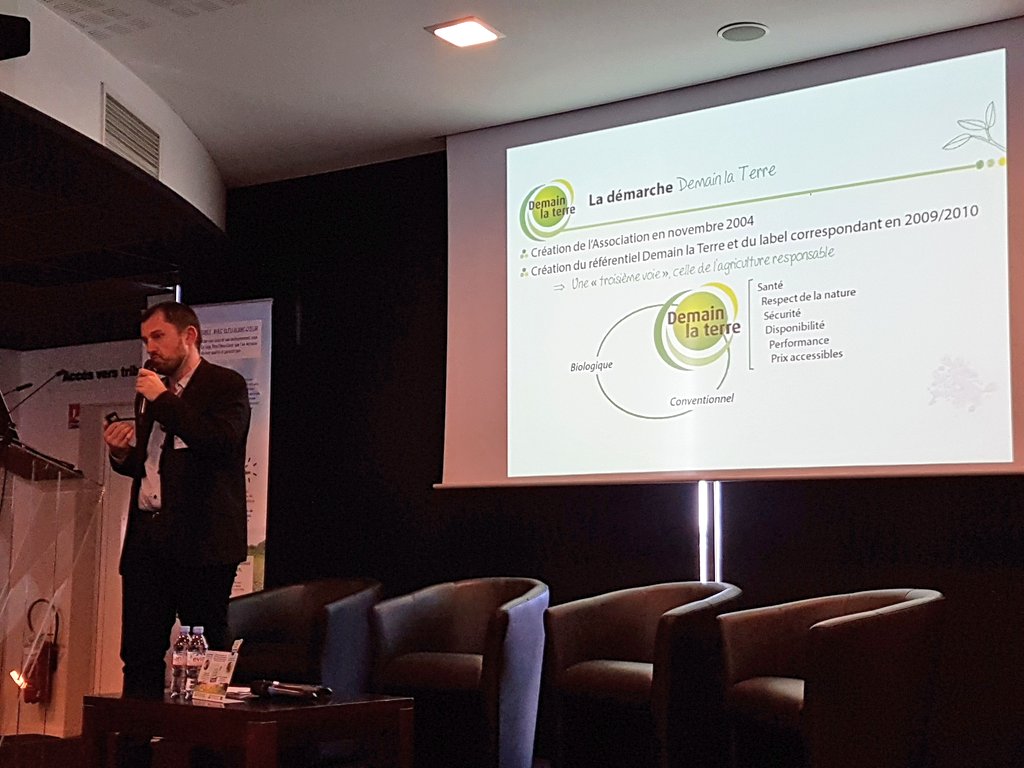 BleuBlancCoeur's tweet photo. #AGBBC2018 #Conférence : "Présentation du projet de collectif de la 3ème voie" par Marc De Nale (@DemainlaTerre1) https://t.co/yLPjmlyNS1