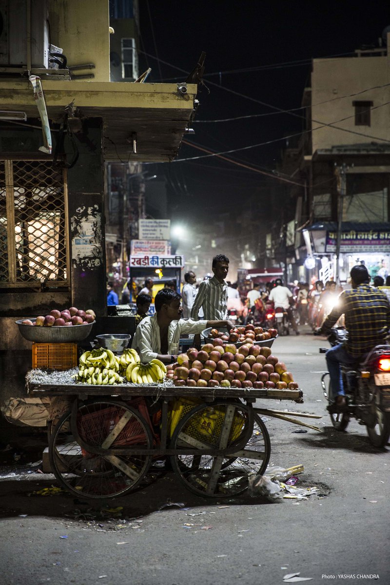 AFD_France's tweet photo. #JeudiPhoto : à #Jodhpur, les commerçants se réjouissent de l'installation du nouvel éclairage public, qui leur permet d'ouvrir plus tard le soir. 
💡45 000 ampoules basse consommation ont été installées dans la #ville. 
➡️https://t.co/6FgkGLSthf https://t.co/eAOHCvNyn2