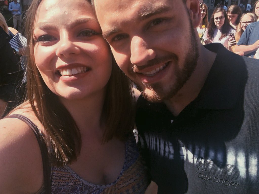marionlcz's tweet photo. CAN YOU BELIEVE I JUST MET THE LOVE OF MY LIFE😭😭😭😭😭 @LiamPayne https://t.co/cGJnKW795h