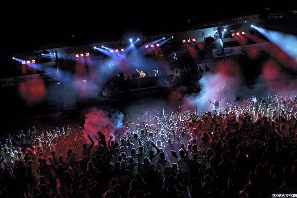 ColorSummer83's tweet photo. 🌴🔥 La soirée électro la plus colorée de l'été ! Vendredi 17 août aux Arènes de #Fréjus ! Propulsions de poudre colorée 🎉 Bain de mousse 💦 Tempête de Neige ❄ 7H de son dancefloor avec @funradio_fr ! 🎵 TICKETS : https://t.co/eJDORLh7ZX 🎫@frejustourisme https://t.co/zZ7ApqVDWr