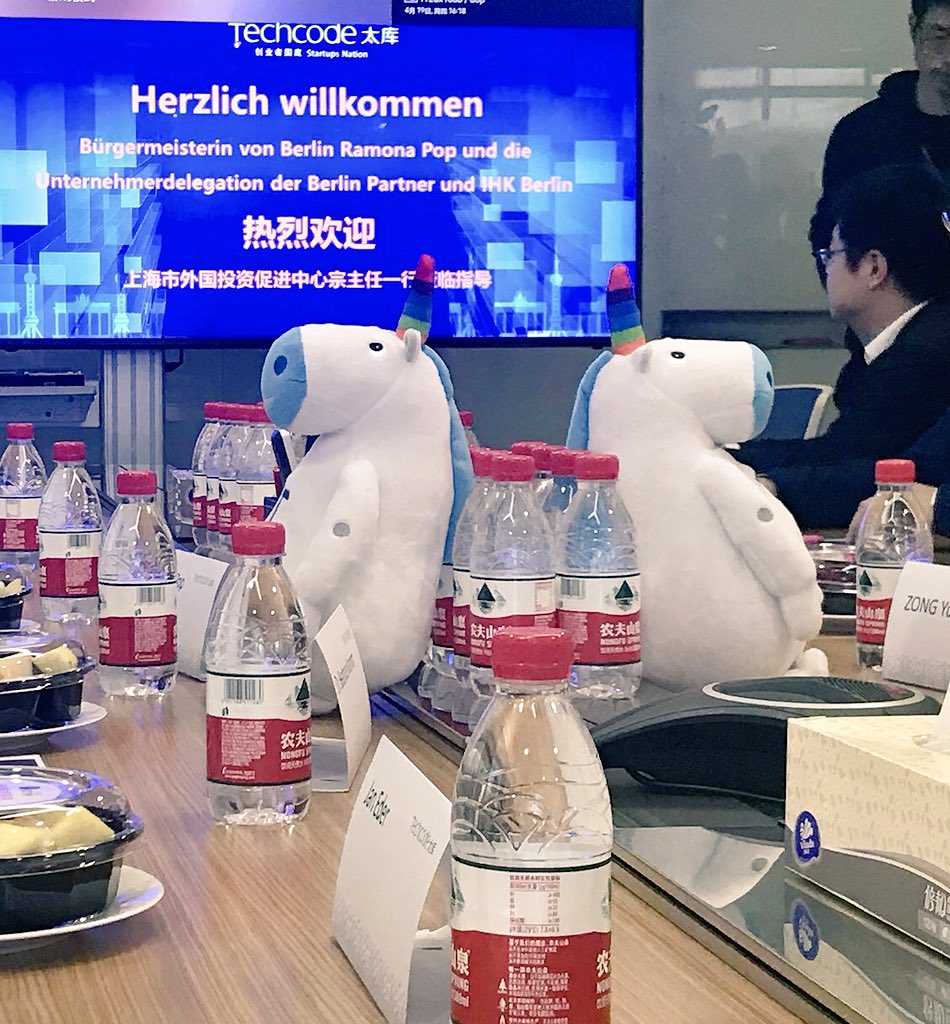 SenWiEnBe's tweet image. Bürgermeisterin @RamonaPop wirbt beim Inkubator #techcode in Shanghai für die deutsche Hauptstadt. Denn #Berlin als #startup Zentrum 🇩🇪‘s gewinnt auch für asiatische Jungunternehmen immer mehr an Bedeutung.