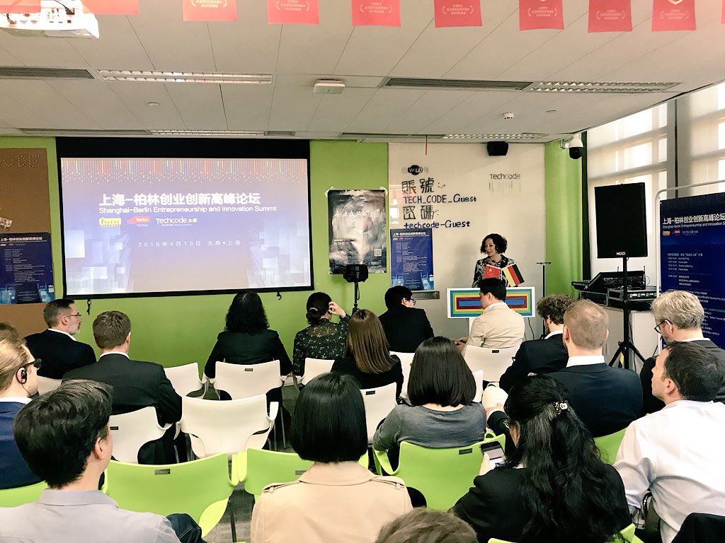 SenWiEnBe's tweet image. Bürgermeisterin @RamonaPop wirbt beim Inkubator #techcode in Shanghai für die deutsche Hauptstadt. Denn #Berlin als #startup Zentrum 🇩🇪‘s gewinnt auch für asiatische Jungunternehmen immer mehr an Bedeutung.