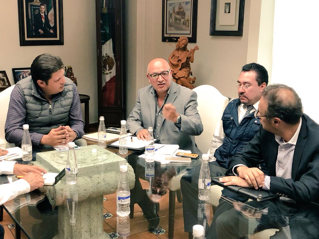 DavidLopezDLC's tweet photo. Ayer por la tarde me reuní con nuestros vecinos de San Carlos y la Providencia. Refrendamos nuestro compromiso de entregar licencias de funcionamiento, siempre y cuando se hayan cumplido las obligaciones obtenidas. https://t.co/yICfaHDiAX
