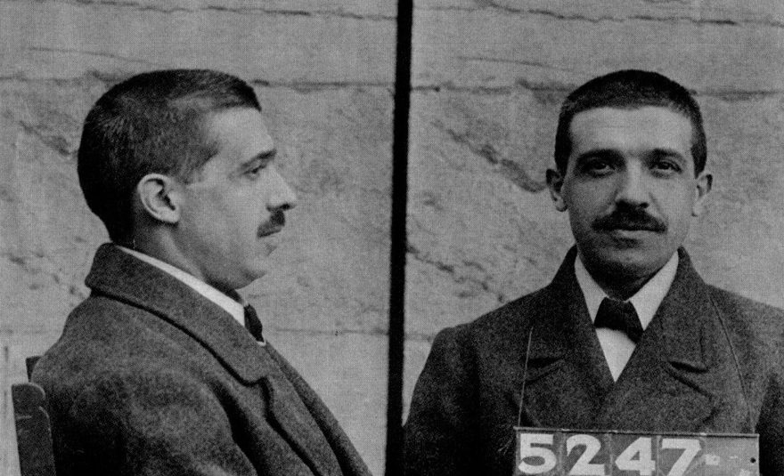 La estafa maestra, entre otras transas, nace de la premisa "Cada día nace un tonto". Un texto de Iván Farías sobre los precursores del arte del engaño vil:
goo.gl/Gq5Mwv