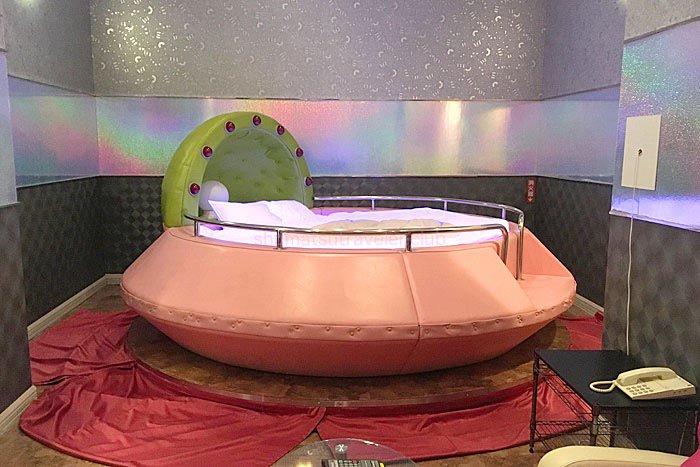 逢根あまみ あいねあまみ Gwにオススメの昭和遺産ラブホテル 静岡 浜松のア プレスト 14号室にあるufo型せりあがりベッドは回転しながらせり上がるキテレツな回転ベッド 日本でも数台しかないレアなベッドなので絶対経験しておくべき 広いバス