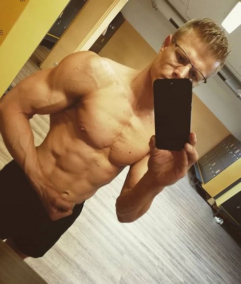 CrossGymClub's tweet photo. Nach der FIBO ist vor der Europameisterschaft und nach der EM ist vor der ....? 😉😎#europeanchampionship
#fitnessl #em #fibo2019 #fibo2018  #ninjawarrioraustria #fitfam #fitfamily #fitnessfam #fibo #sport #sponsor #shortsponsor #sixpack https://t.co/Brr8aqlPfz
