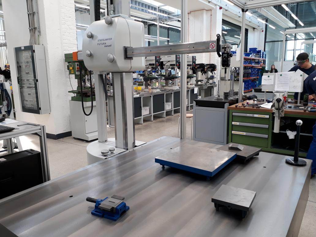Sa_deSantis's tweet photo. Visita al ABB Training Center di Berlino. Dalla fresatura, tornitura e saldatura alla programmazione digitale.  L'importanza della formazione manuale prima di programmare un cobot. #Ceemet #Federmeccanica #Gesamtmetall https://t.co/ahcNIeDDea