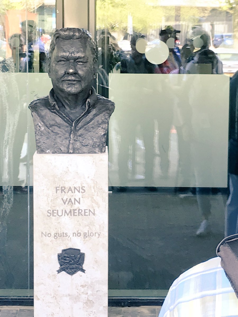 Dat zijn pas echte fans, die van <a href="/fcutrecht/">FC Utrecht</a> Zojuist een borstbeeld onthuld voor #fransvanseumeren Prachtig eerbetoon. #nogutsnoglory