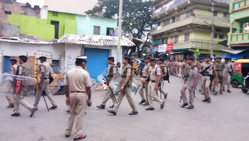 DCPWestBCP's tweet photo. ದಿನಾಂಕ: 19.04.2018 ರಂದು ಚಂದ್ರ ಲೇಔಟ್ ಮತ್ತು ಬ್ಯಾಟರಾಯನಪುರ ಪೊಲೀಸರು ವಿಧಾನಸಭೆ ಚುನಾವಣೆ-2018 ರ ಹಿನ್ನಲೆಯಲ್ಲಿ ಠಾಣಾ ಸರಹದ್ದಿನಲ್ಲಿ ಪಥಸಂಚಲನ ನಡೆಸಿರುತ್ತಾರೆ. 
#ಶಾಂತಿಯುತ ಚುನಾವಣೆಯ ಕಡೆ, ನಮ್ಮ ಪಡೆಗಳ ನಡೆ.
@chlayoutbcp @btpurabcp |#KarnatakaElections2018| #PoliceRouteMarch| #AreaDominationContinued.... https://t.co/3CQE4ReQxw
