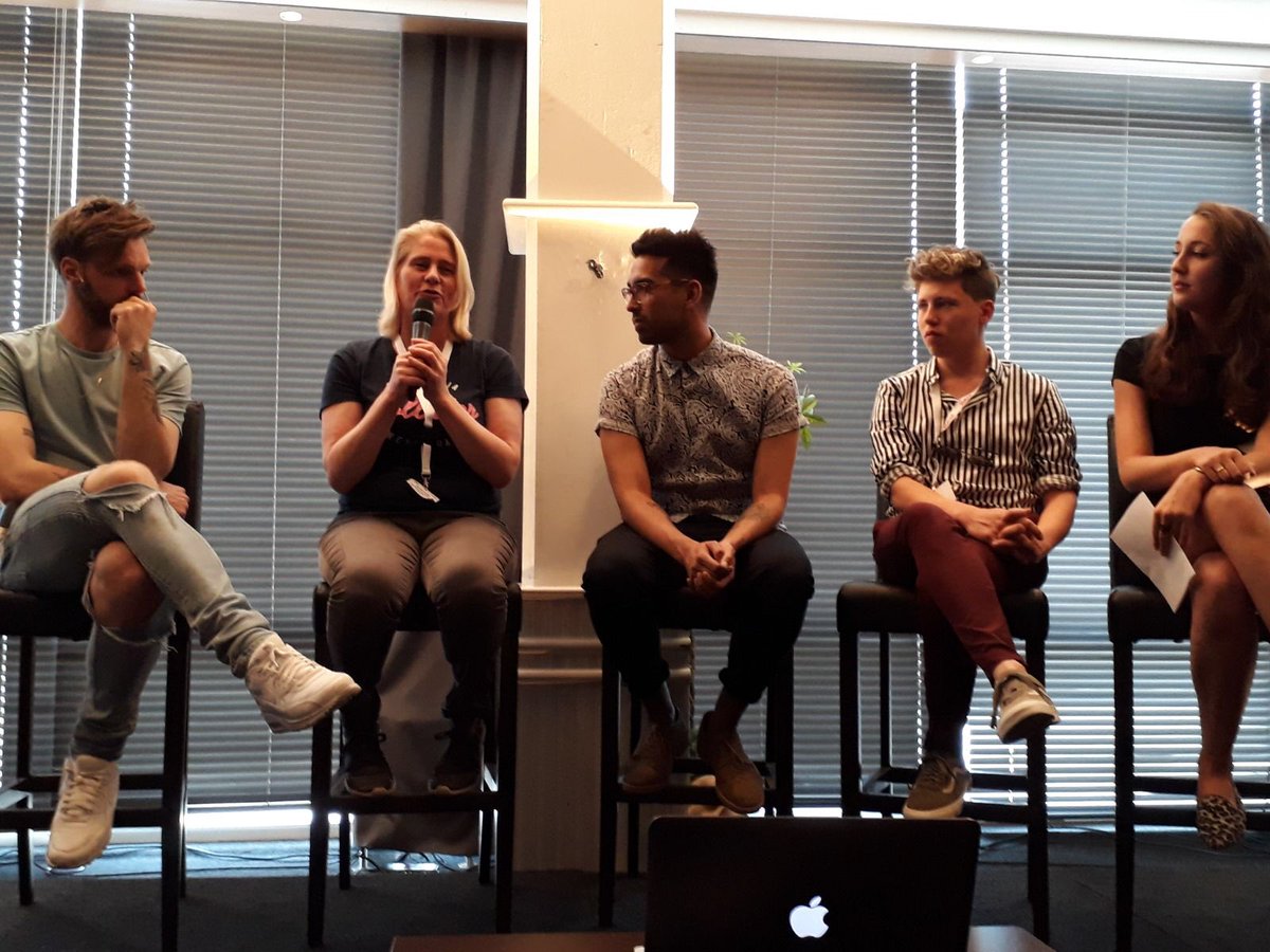 Een panel bestaande uit Tim Hofman, Maaike Gulden, Marvin Pranger en Mitch van Veldhoven praat over de mooie kanten van social media.