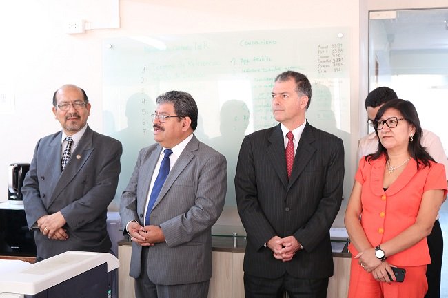DGOSMinsa's tweet photo. El viceministro de Prestaciones y Aseguramiento en Salud, Dr. Henry Rebaza Iparraguirre, presentó al Dr. Carlos Sánchez Centurión como director general de la Dirección General de Operaciones en Salud – DGOS. Resolución Ministerial N° 316-2018/MINSA, publicada en El Peruano. https://t.co/gu9iP29mfh