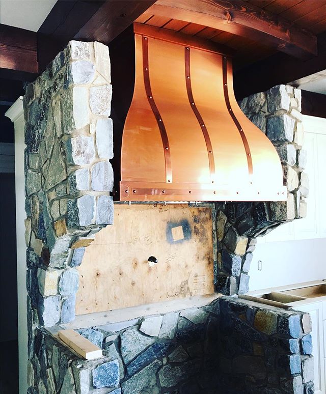 EverythingCLT's tweet image. Custom hood fan from @hammersmith03 at the timber built project @copper_brook @copperbrook . Loving the copper and the rock surround! CVK. #cvkprojects #integritykitchens #design #designer #kitchen #love #hoodfan #copper #almostdone #copperbrookhomes #interiors #yychomes #yycdesi