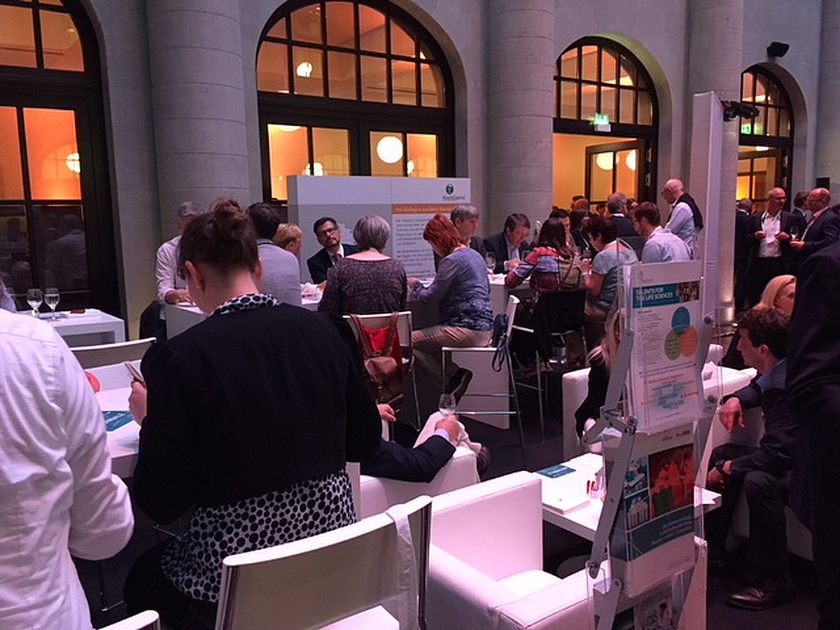 BerlinPartner's tweet photo. Bei den heutigen #DBT2018 sind wir mit einem Stand der #HealthCapitalBB #Berlin #Brandenburg dabei. Vielen Dank an @BIODeutschland für die inspirierende Veranstaltung mit interessanten Insights, regem Fachaustausch und prominenten Rednern. @peteraltmaier https://t.co/UjoJbnxgf5 https://t.co/vVmBp6iMLW