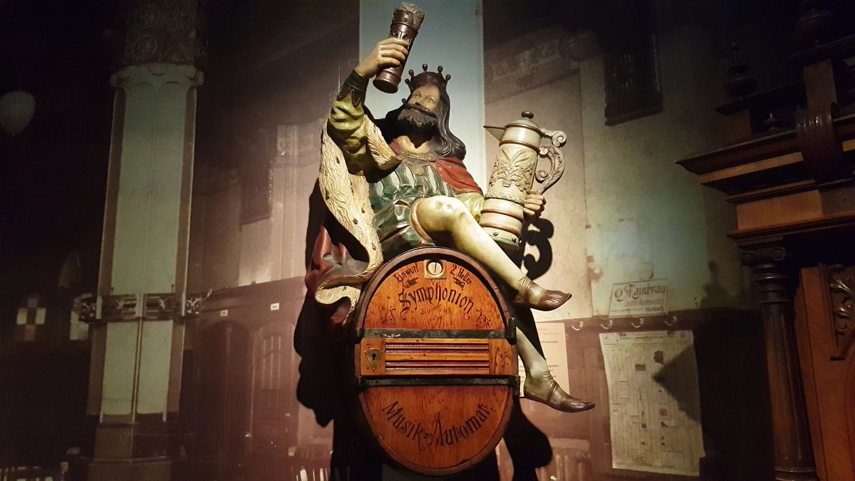 UniLeipzig's tweet photo. 2.222 Tasten für 11.000 Töne: Im neuen #Forschungsprojekt des #Musikinstrumentenmuseums der Uni Leipzig werden historische #Tasteninstrumente und #Notenrollen digitalisiert. So auch dieser #Musikautomat, der vor über 100 Jahren Stimmung in Kneipen brachte. https://t.co/9HpvBtPeYu https://t.co/Z9NupukKW1