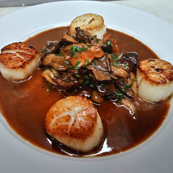 ChefXlim's tweet photo. Scallops. Bacon.Cremenni &amp; Oyster mushroom. Parsely. Bordelaise

I like the way this turned out just needs some refinement

#SlimPandaCatering #cheflife #staffmeal #frenchfood #topchef #futuretopchef https://t.co/8nUfkc8L1B