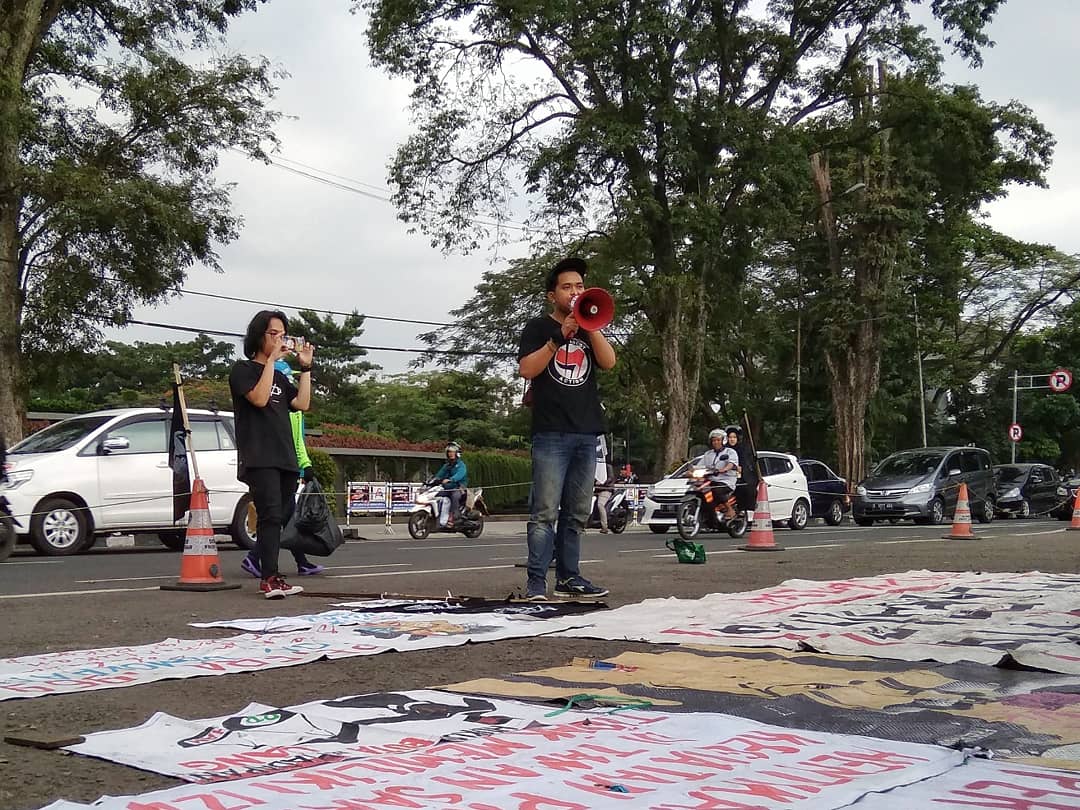 KAMISAN.

<a href="/AksiKamisan/">Aksi Kamisan</a> <a href="/AksiKamisanBDG/">Aksi Kamisan Bandung</a> <a href="/stopnyia/">STOP NYIA</a>