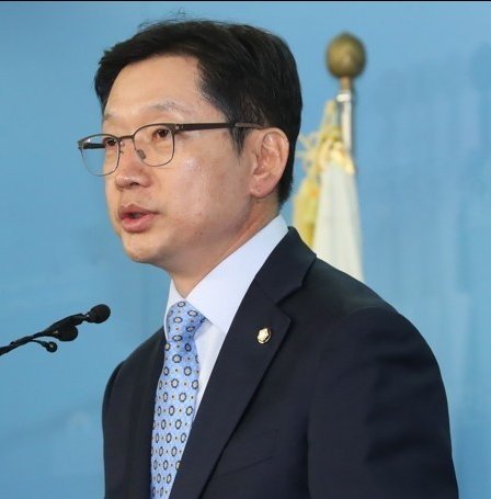 김경수의원이 결백하단뜻으로
특검도 받겠다 하니
야당은 금새 특검하라고 난리!
누가 힘들어서 아이구 죽겠네 하면, 죽는다 했으니 어서죽으라 달려들 사람들!
국정원 사이버사령부 범정부적 댓글사건과,
개인이 제나름 지지후보 댓글달고 인사청탁 거절에
몽니부린사건이 같나!
억지뚝! 일좀하자구요