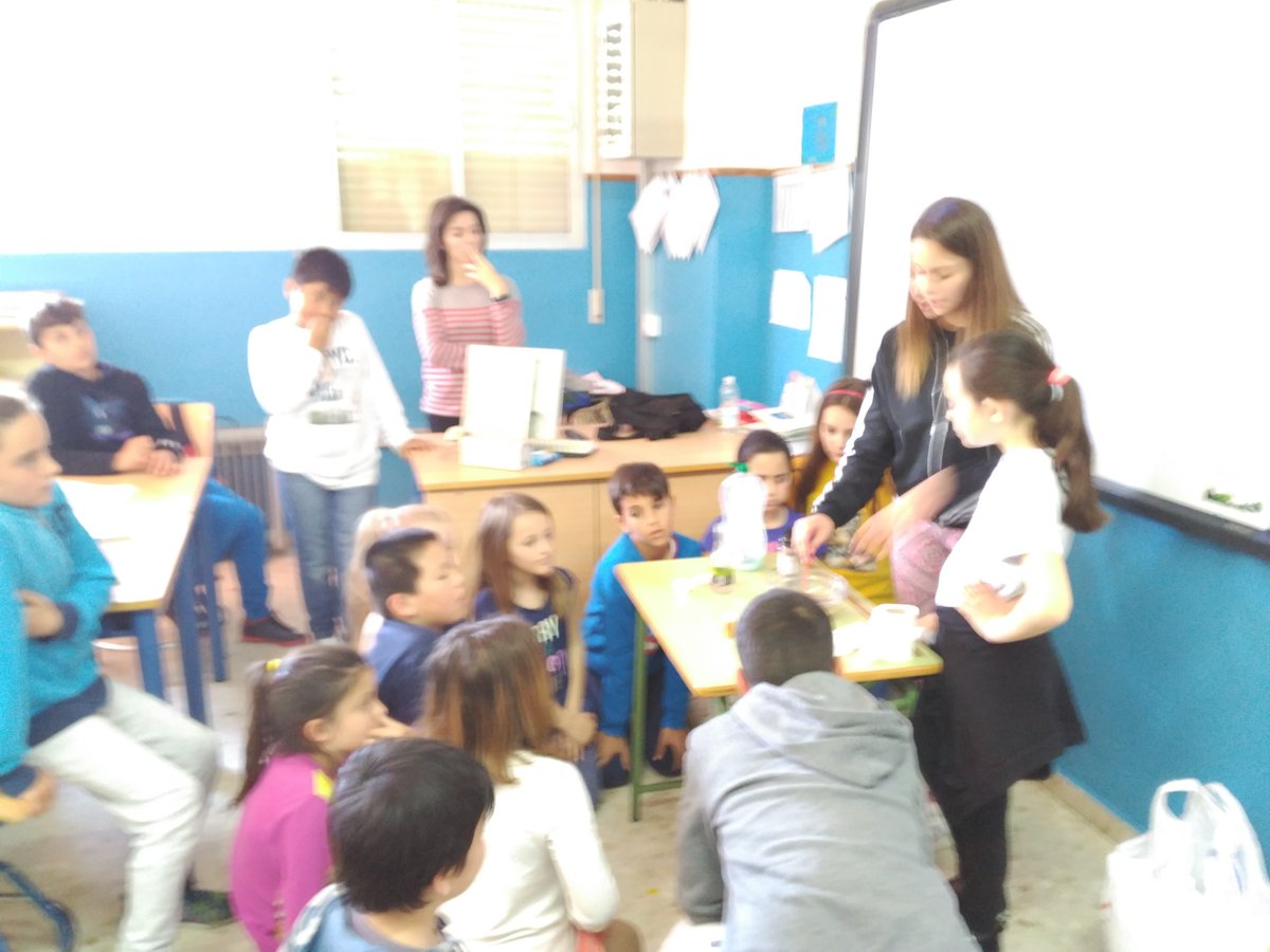 SanMiguelCeip's tweet photo. Semana de la Ciencia. Hoy, experimentos. Escolares que explican fenómenos físicos y químicos a otros escolares. https://t.co/sGdoY6vCLY