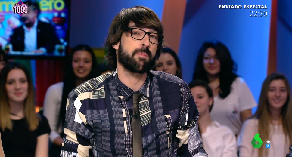 zapeandola6's tweet photo. Ayer @RevillaMiguelA explicó el #Cifugate durante su visita a @El_Hormiguero
- @CristiPedroche: 'Al final los máster sólo sirven para colgarlos en la pared y tapar humedades'.
- @quiquepeinado: 'Tapar humedades es lo que hago yo con los pósteres de Taburete'. 😂😂 #Zapeando1099 https://t.co/rr2270aFCv
