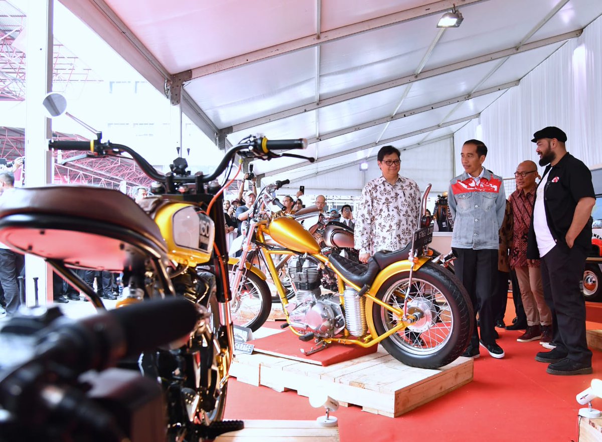 jokowi's tweet photo. Meninjau pameran Indonesia International Motor Show 2018 di JI-Expo, Kemayoran, Jakarta. Majulah industri otomotif nasional -Jkw https://t.co/o85zjcU5Kd