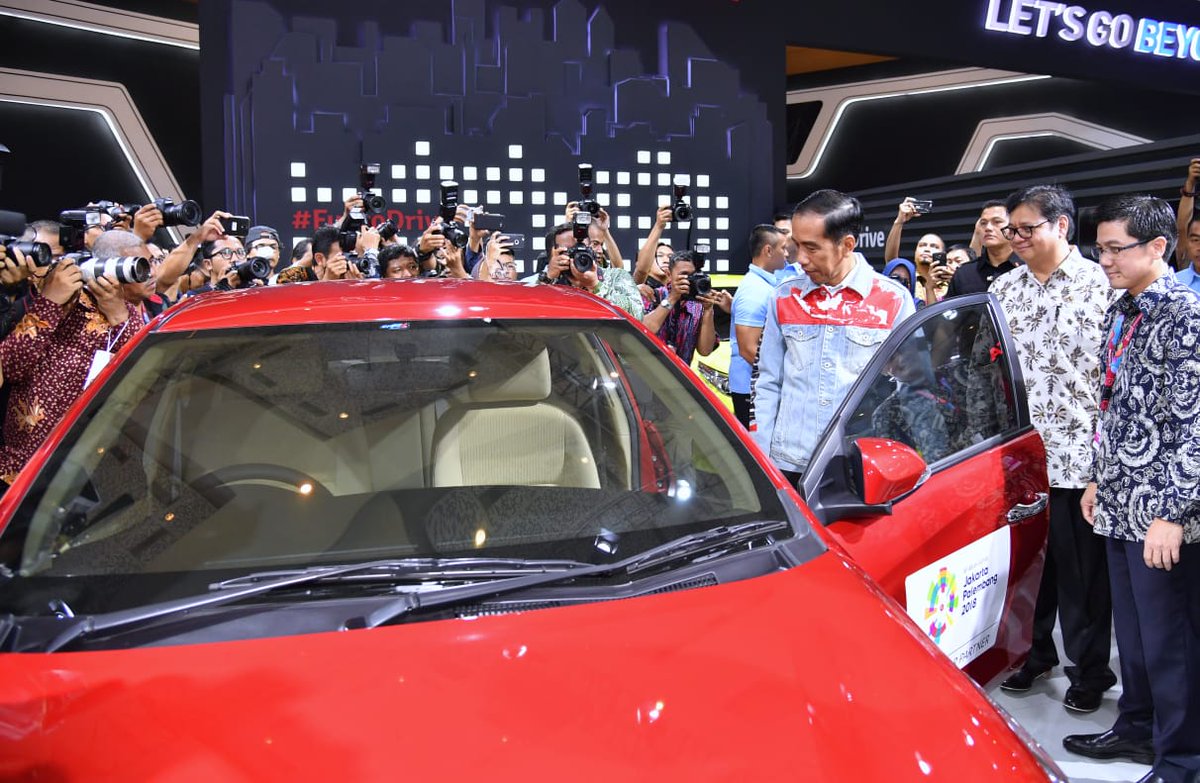 jokowi's tweet photo. Meninjau pameran Indonesia International Motor Show 2018 di JI-Expo, Kemayoran, Jakarta. Majulah industri otomotif nasional -Jkw https://t.co/o85zjcU5Kd
