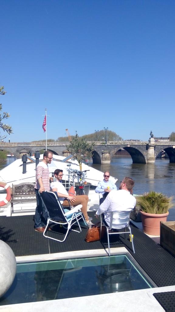 Atmosphere_Com's tweet photo. Réunion du pôle events sur le pont avec @EventMidnight, on profite du soleil avant l'événement de ce soir 🌞 https://t.co/iAYCot55wp